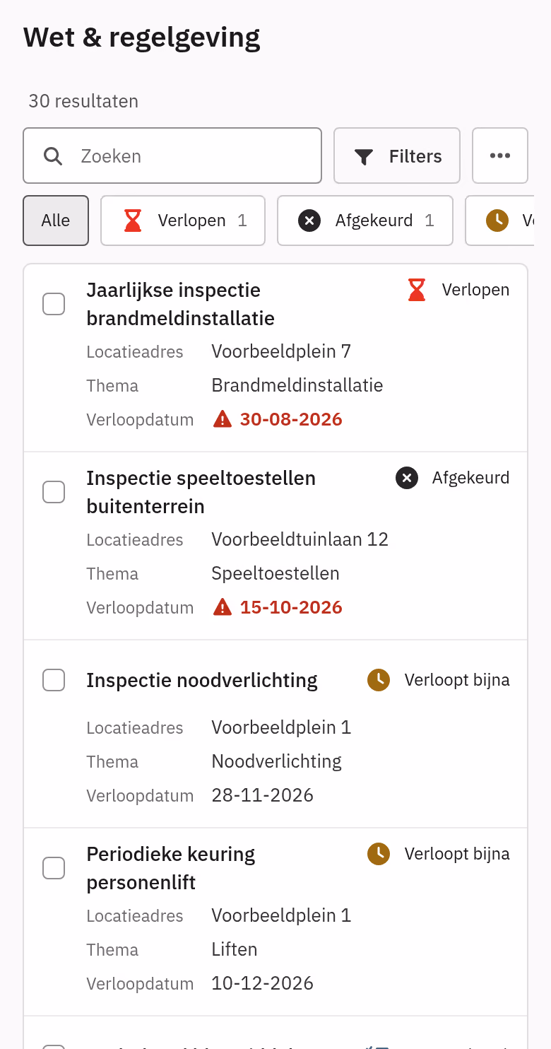Mobiele weergave van keuringen: kaarten met de status Verlopen of Afgekeurd, met locatieadres, thema en verloopdatum.