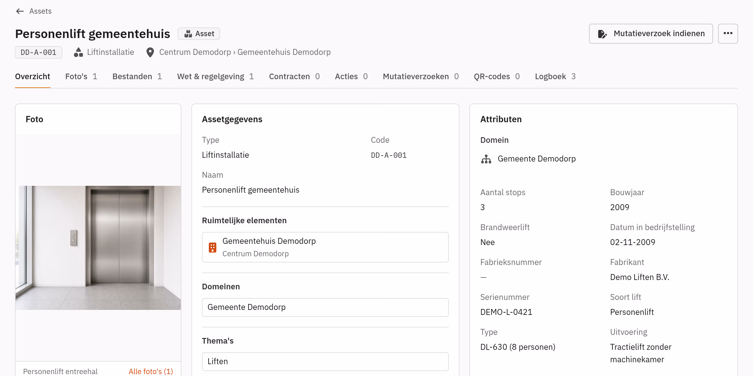 Assetgegevens van een personenlift (type Liftinstallatie, code DD-A-001, naam) naast de attributen, zoals domein, aantal stops en bouwjaar. Op de telefoon: de attributen, zoals domein, aantal stops en brandweerlift.