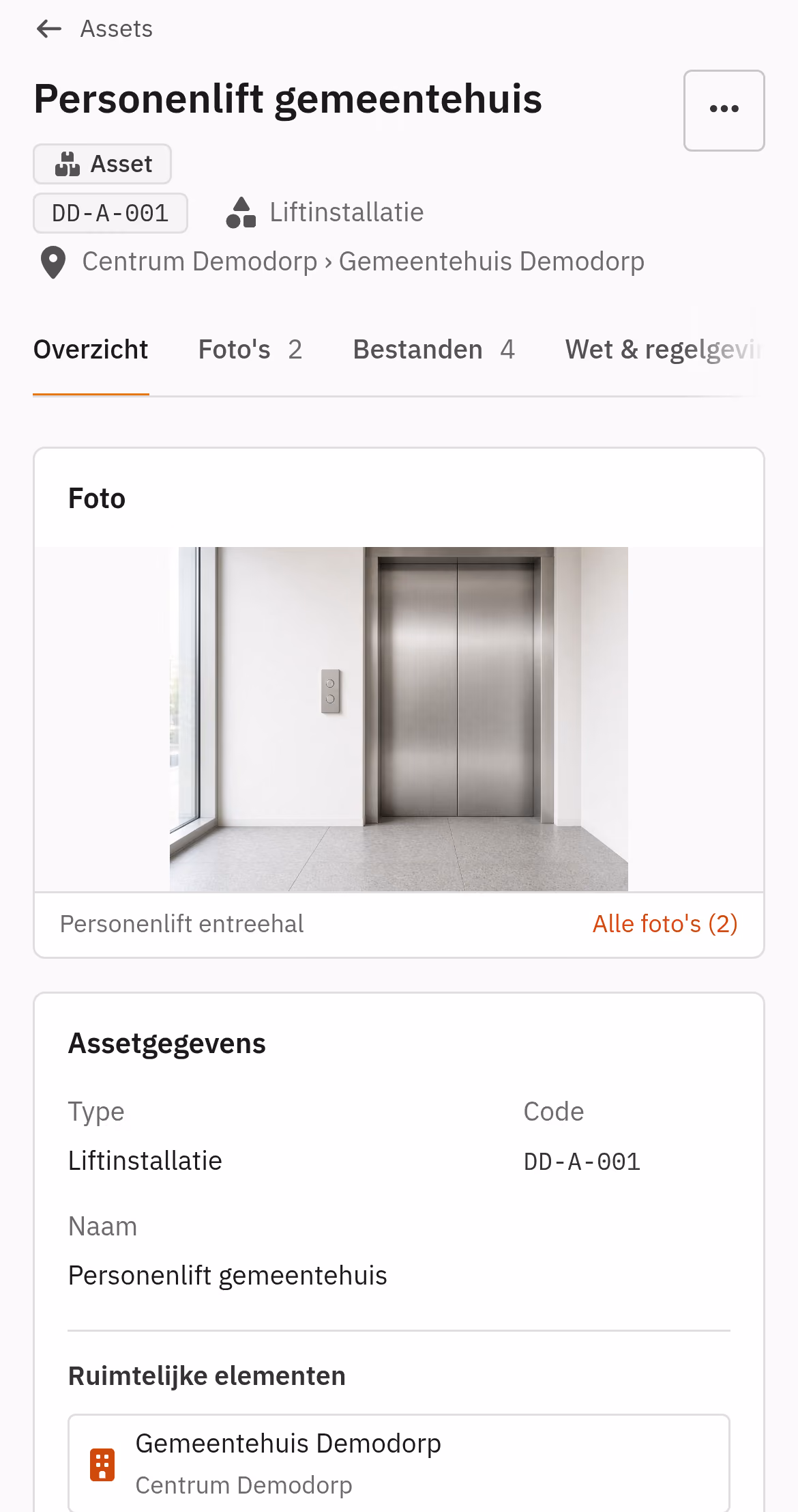 Mobiele weergave van de asset Personenlift gemeentehuis: kop met code, type en locatie, de tabbladen en de gegenereerde voorbeeldfoto van de liftdeuren.
